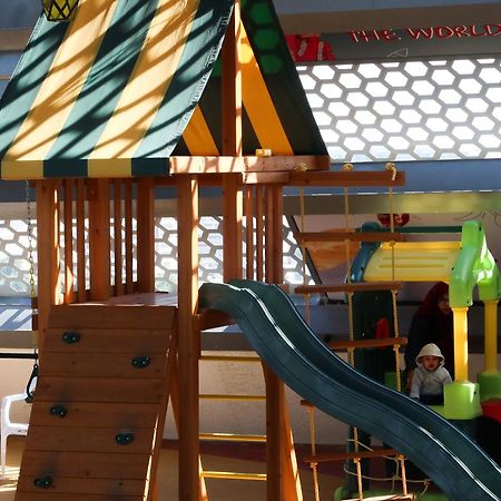Steigenberger Residence 多哈 外观 照片 A playground in a shopping mall